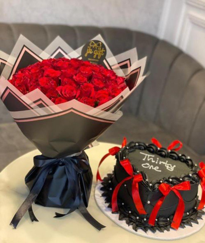 Black Elegance Cake & Red Roses Bouquet